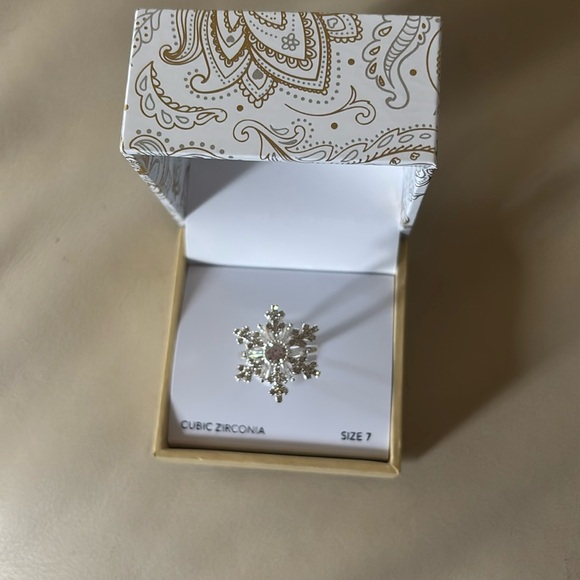 NWT Silver Snowflake Ring Size 7 - Picture 3 of 4